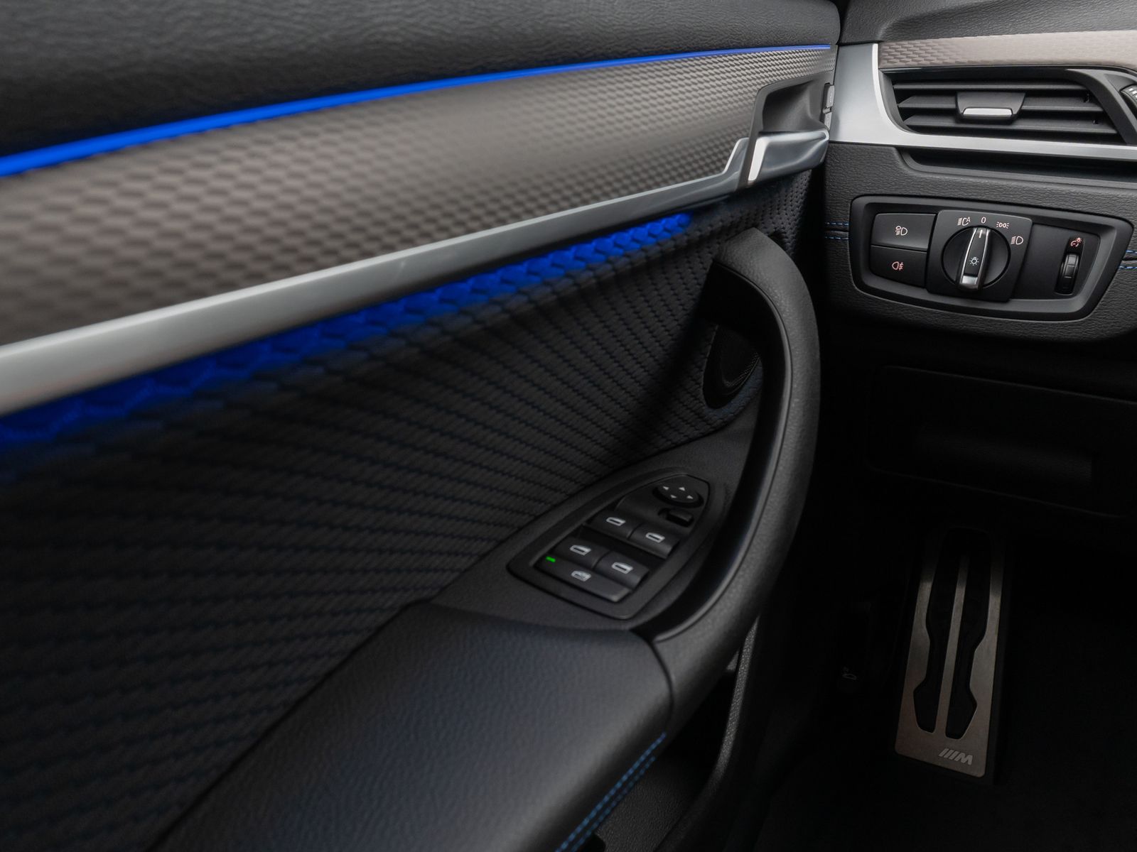 Fahrzeugabbildung BMW X2 xD20i M Sport DAB HUD Navi+ Alarm LED PDChint