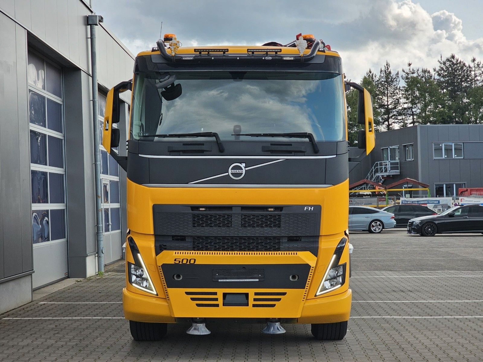 Fahrzeugabbildung Volvo FH 500 SZM + FASSI 545 -7 m. FlyJib 4 Lenkachse