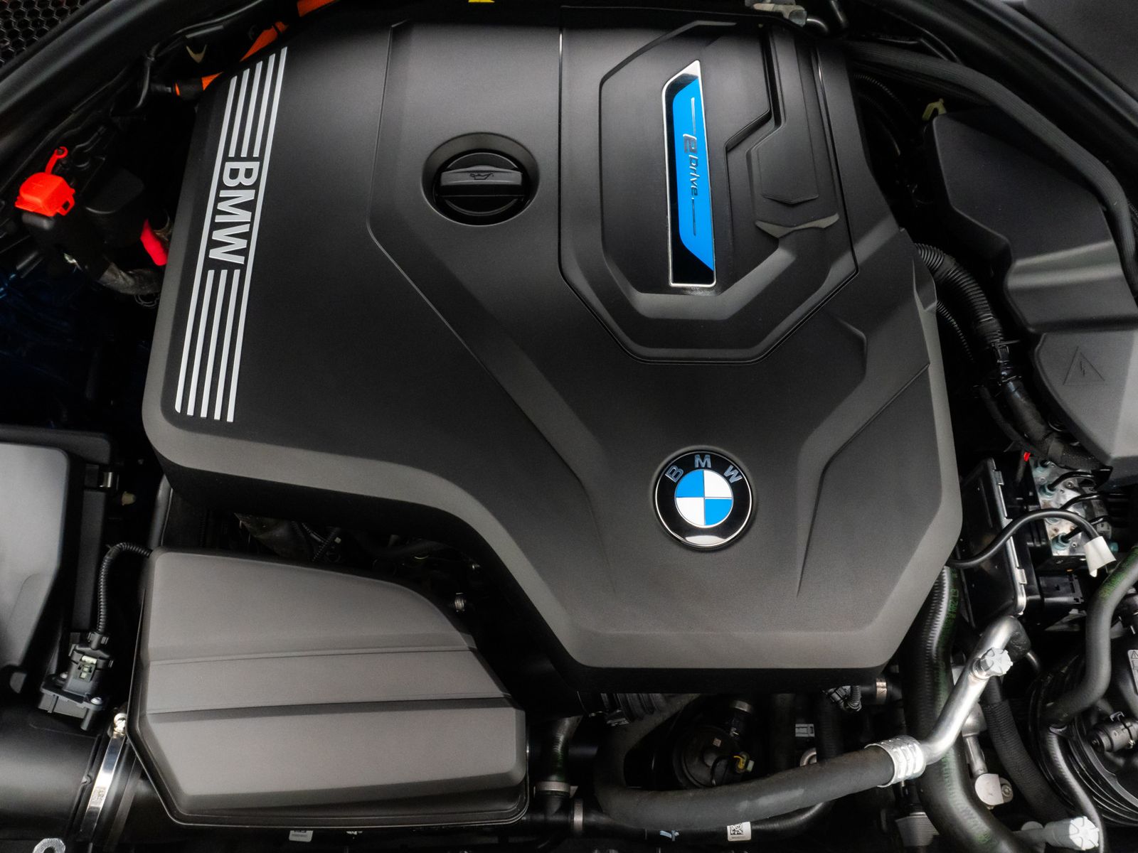 Fahrzeugabbildung BMW 330e xD Alarm DAB Komfort WLAN PDC Sport Leder