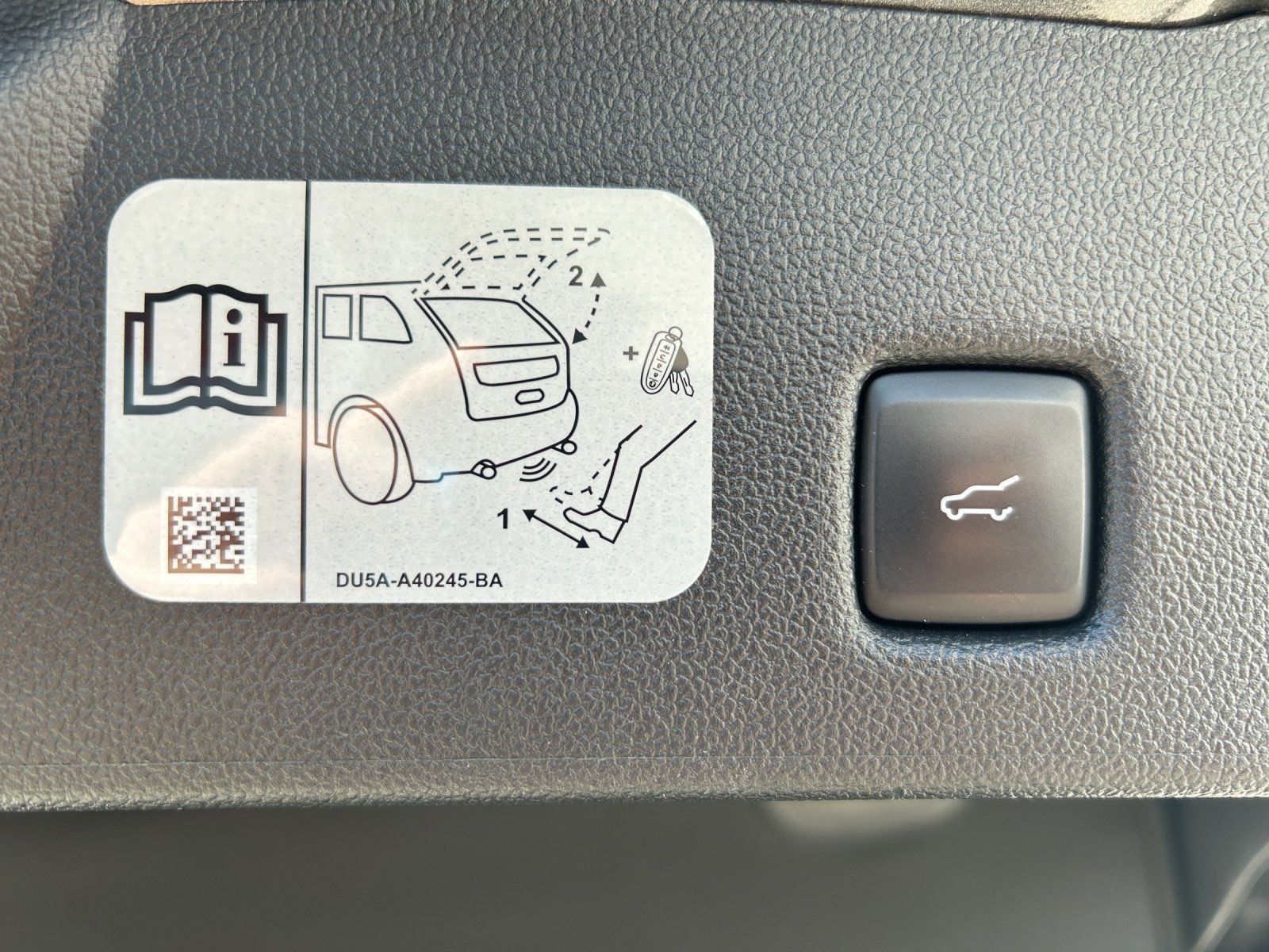 Fahrzeugabbildung Ford Kuga 2.5 PHEV ST-Line Aut./KAMERA/SHZ/LHZ/PANO/