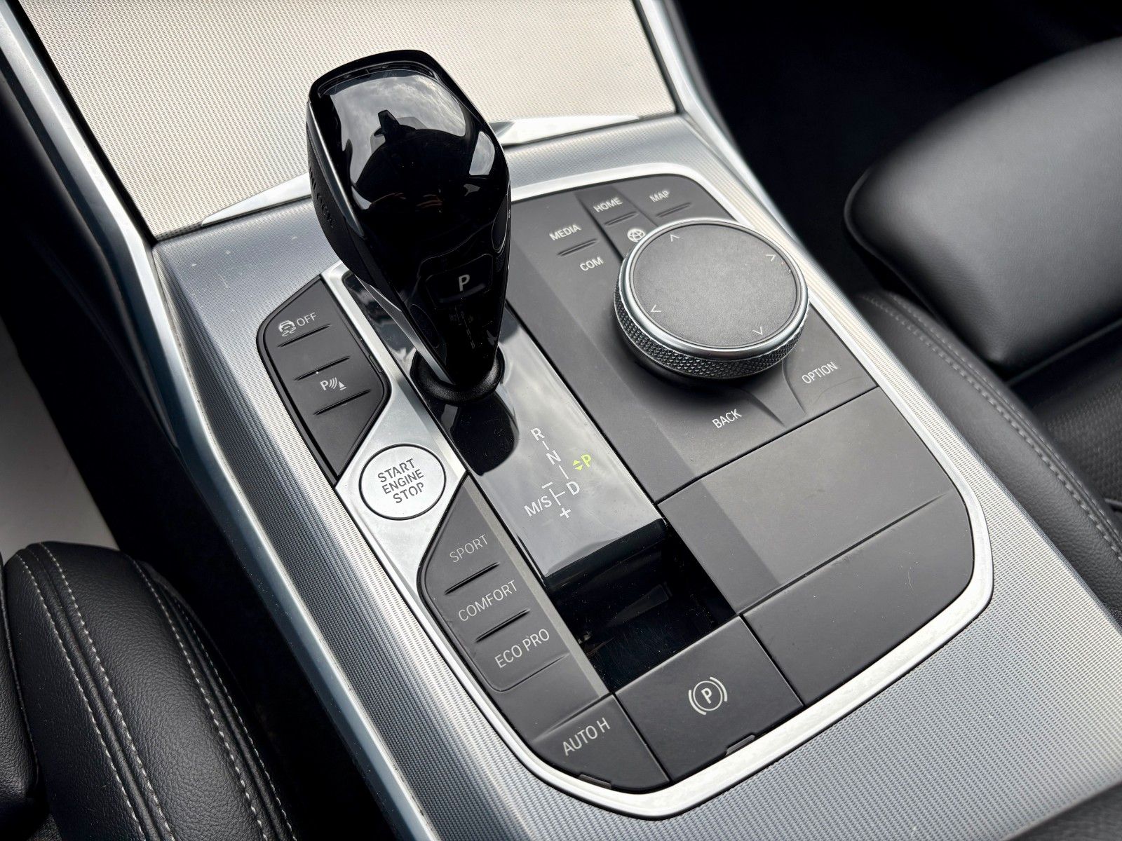 Fahrzeugabbildung BMW 318d Tour Aut. SPORT LINE Navi LED AHK Leder 1HD