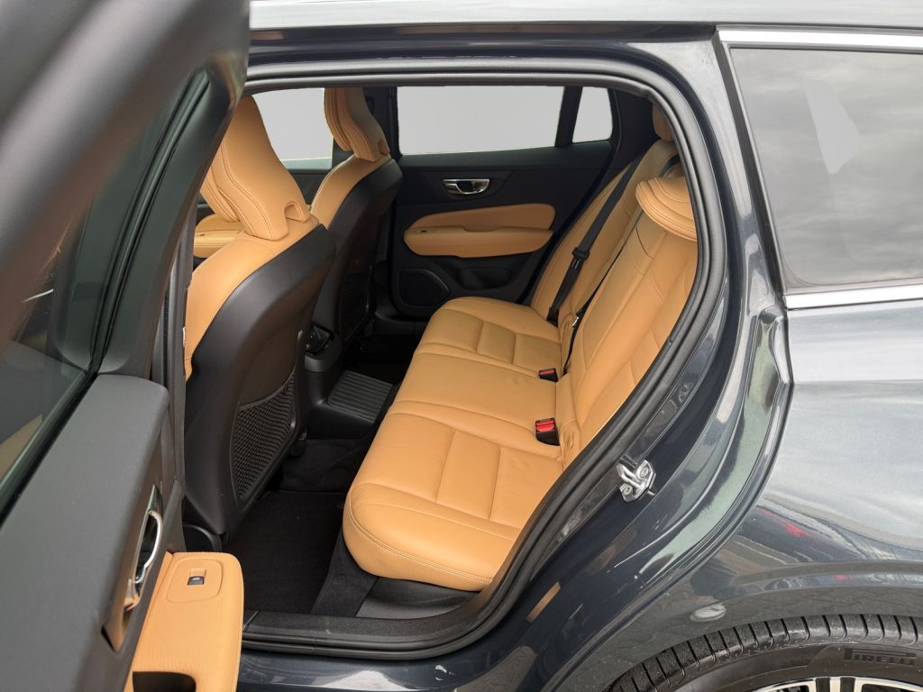 VOLVO V60 T8 AWD Twin Engine Inscription AHK semi elek VOLVO V60 T8 AWD Twin Engine Inscription AHK semi elek