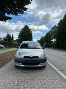 TOYOTA Yaris Foto 2