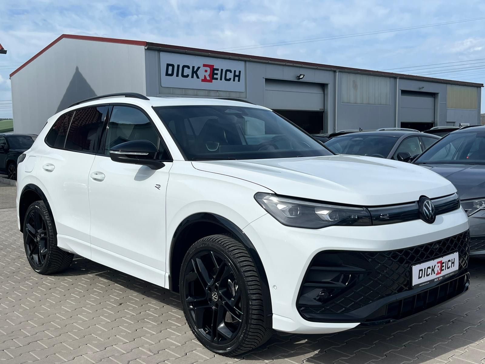 Изображение автомобиля Volkswagen Tiguan 2.0 TDI 4M R-Line PANO*H&amp;K*AHK*MATRIX*20"