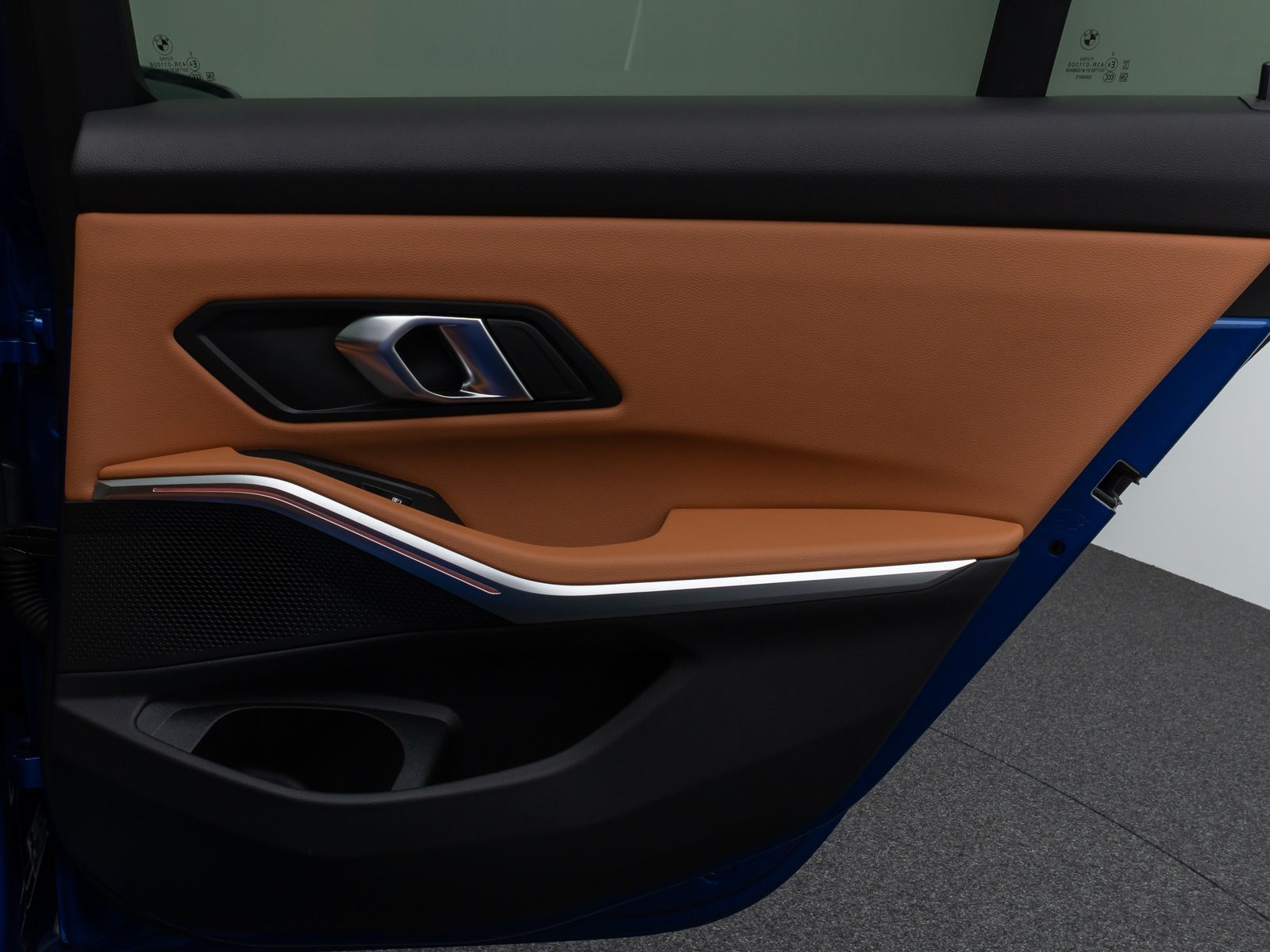 Fahrzeugabbildung BMW 330e M Sport Panorama 360°HUD HiFi AHK Komfort