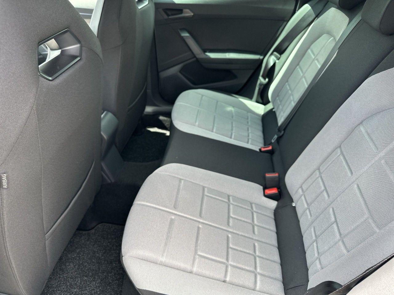 Fahrzeugabbildung SEAT Arona FR Black Edition 1.5 TSI 150 PS DSG - mit KI generiert/bearbeitet