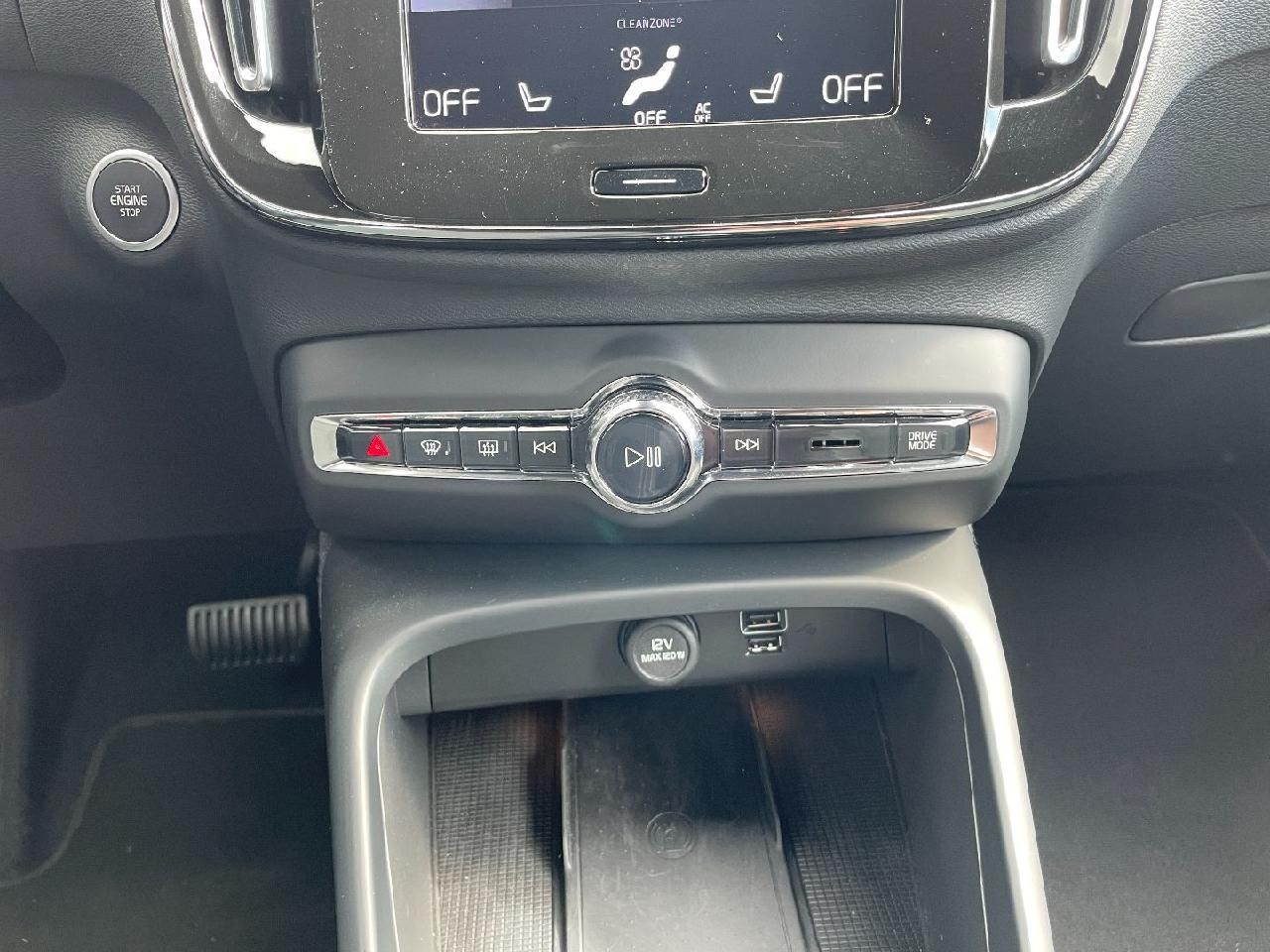 Fahrzeugabbildung Volvo XC40 Core Recharge Plug-In Hybrid 2WD