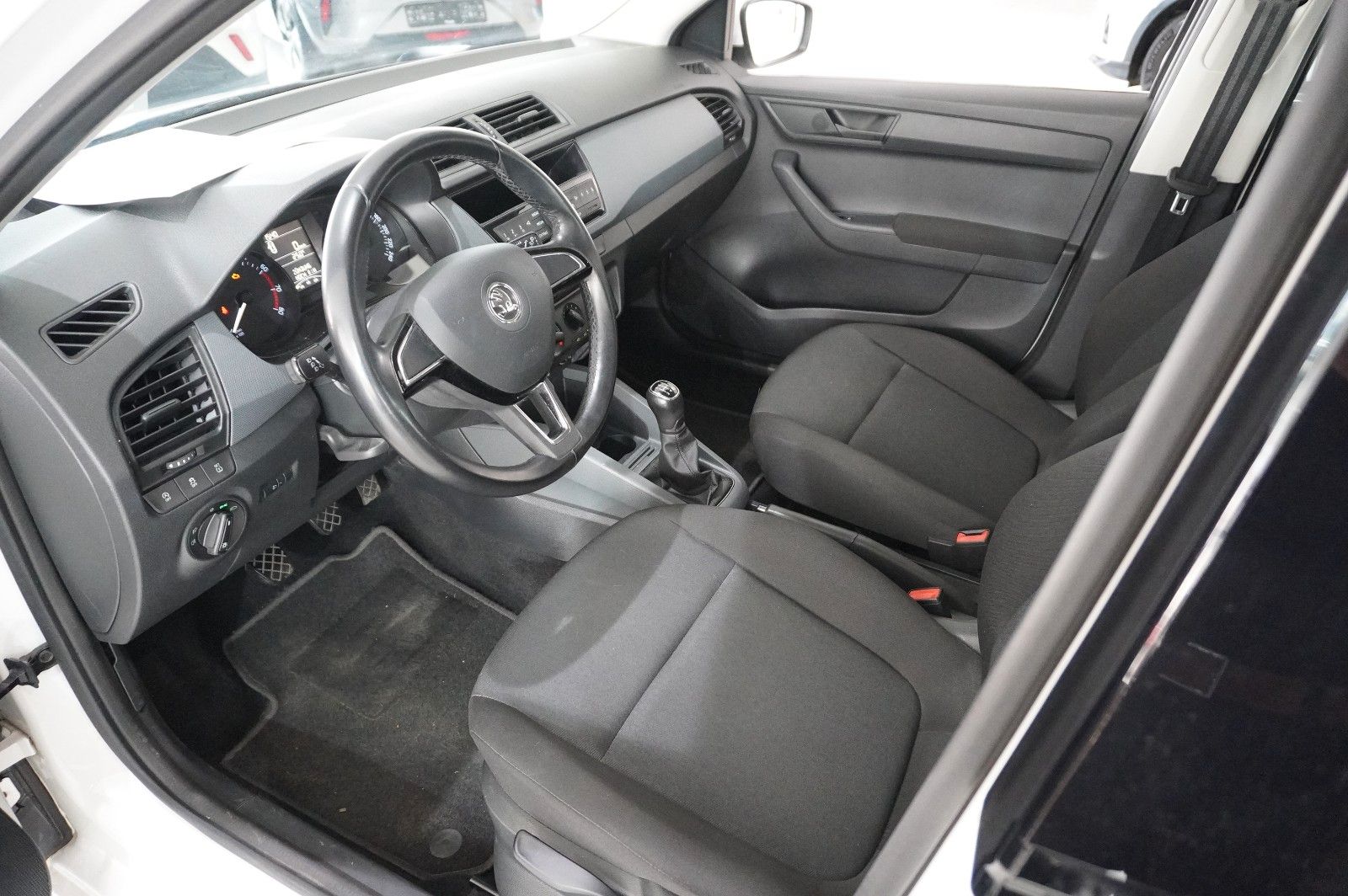 Fahrzeugabbildung SKODA Fabia LIM. 1.0 ACTIVE KLIMA/NEBEL/USB/AHK