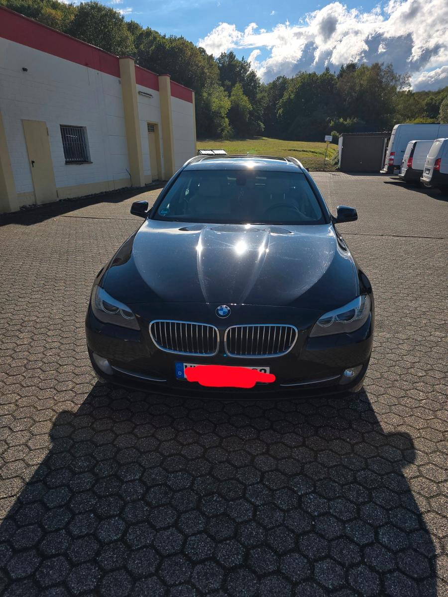 BMW 520 2012 — rear view