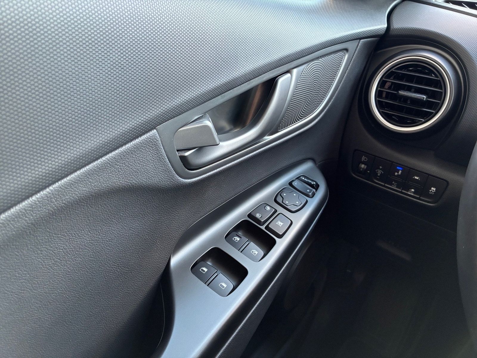 Fahrzeugabbildung Hyundai Kona Elektro Premium HUD,KlimaA,LED,Navi,SD,SHZ