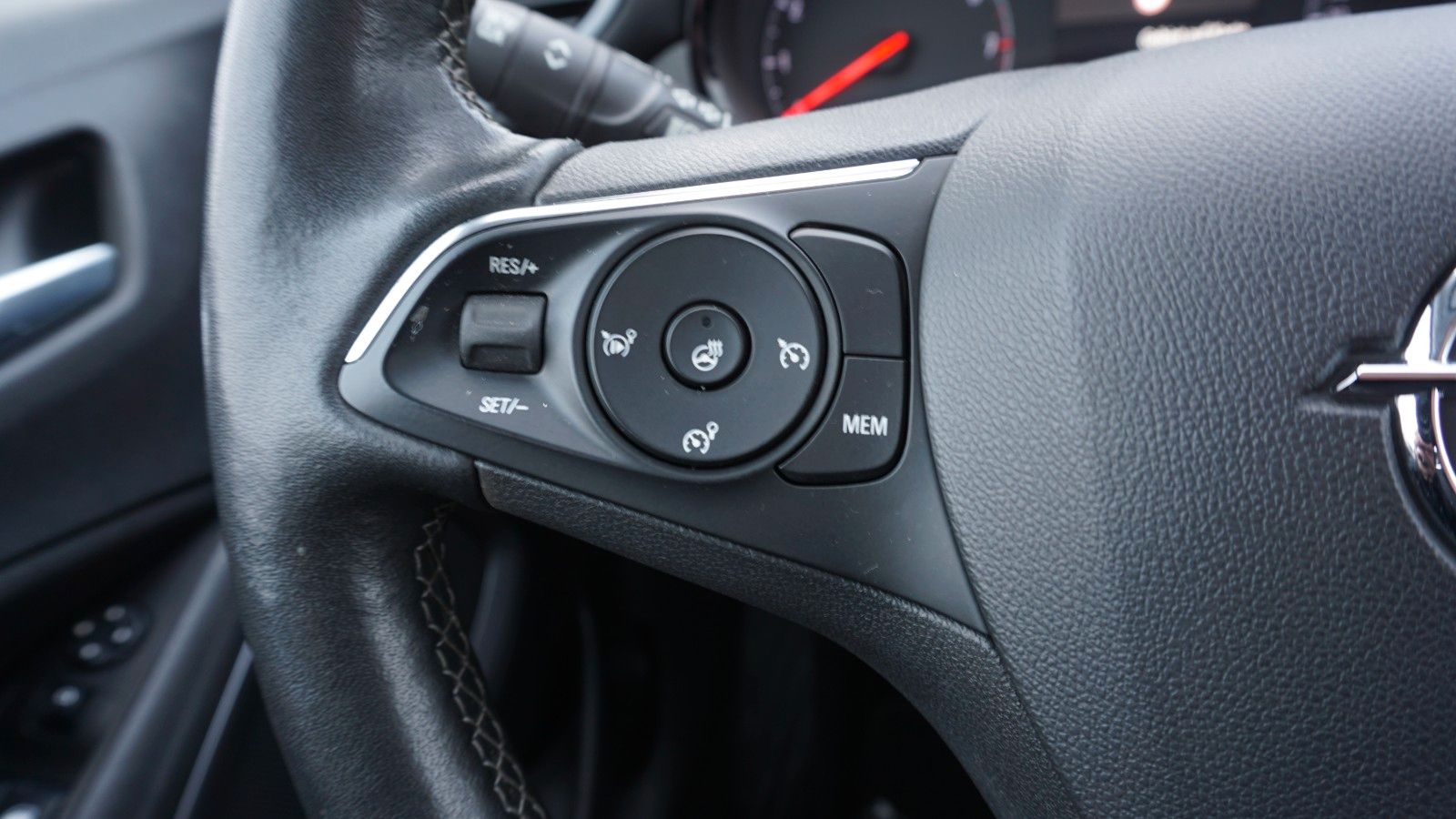 Fahrzeugabbildung Opel Crossland Edition, Navi, LED, Kamera, PDC