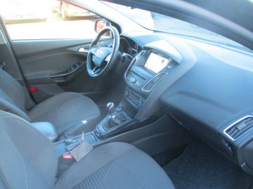 Ford Focus Turnier Titanium PDC + Keyfree + AHK ab.