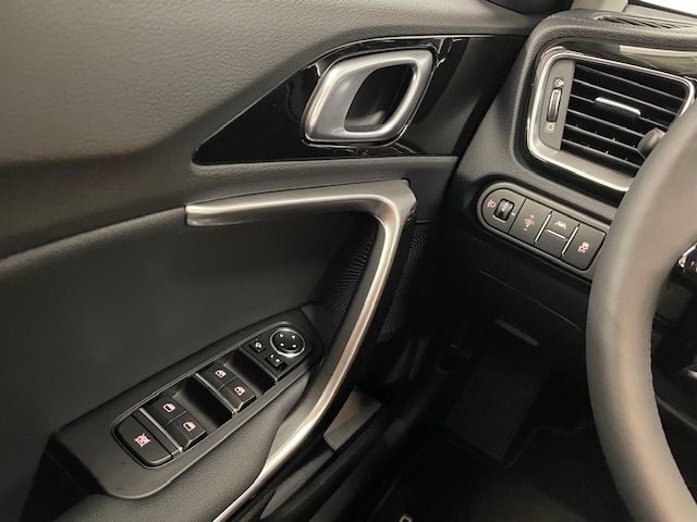 Fahrzeugabbildung Kia Ceed Ultimate Edition Kamera SpurwechselASS Navi