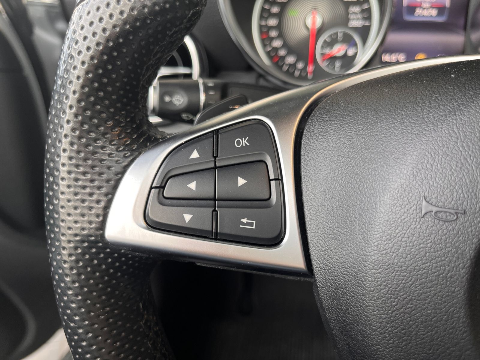 Fahrzeugabbildung Mercedes-Benz SLC 300 Roadster PANO NAVI ALU
