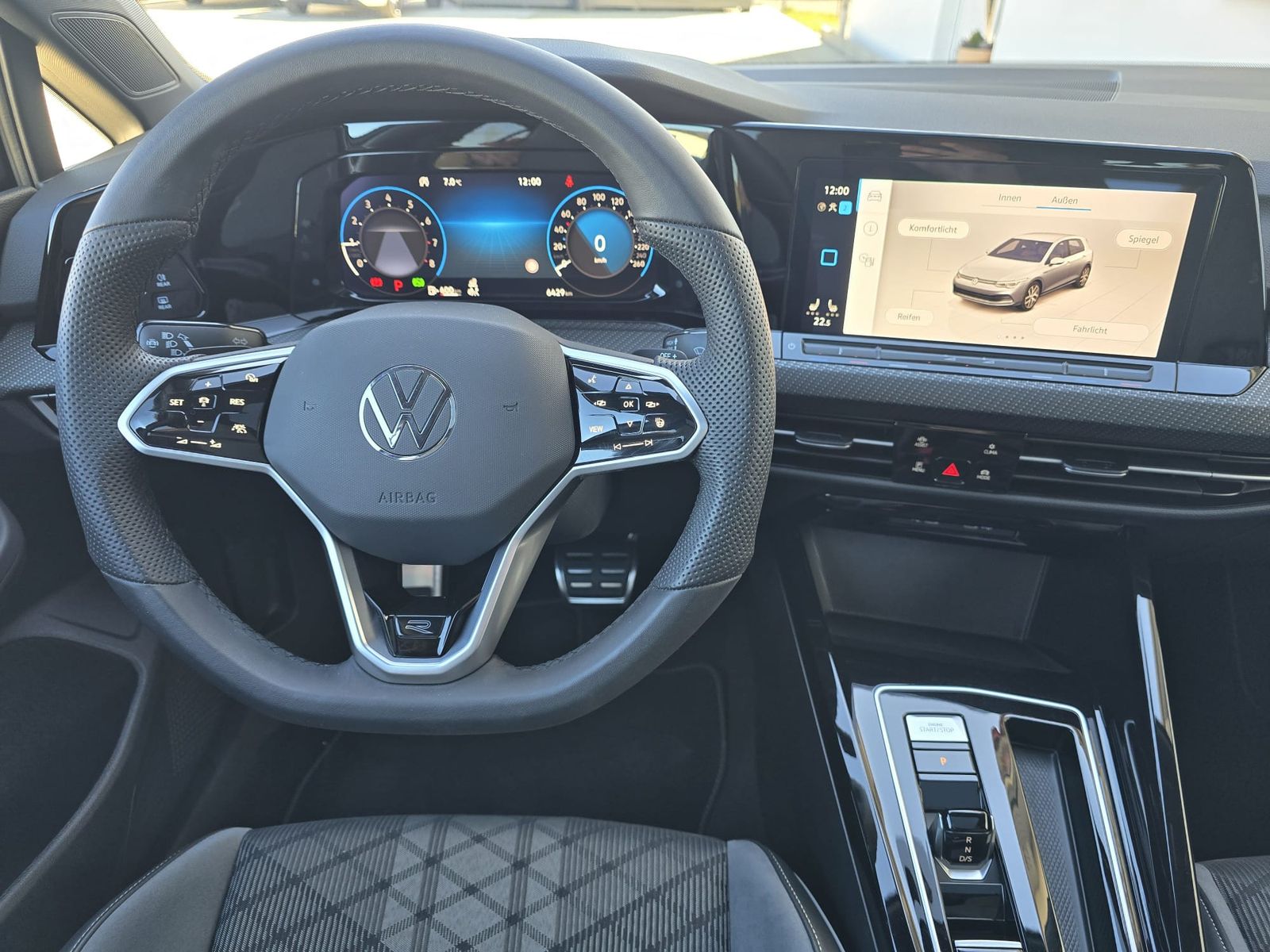 Fahrzeugabbildung Volkswagen Golf 1.5 TSI R-Line PANO*LED*ACC*KAMERA*PremNAVI