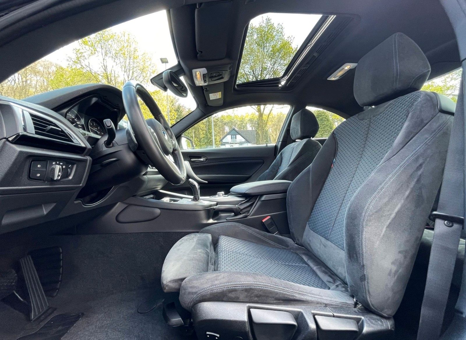 Fahrzeugabbildung BMW 220d Coupe SAG M SPORT PAKET NAVI GSD H&K SOUND