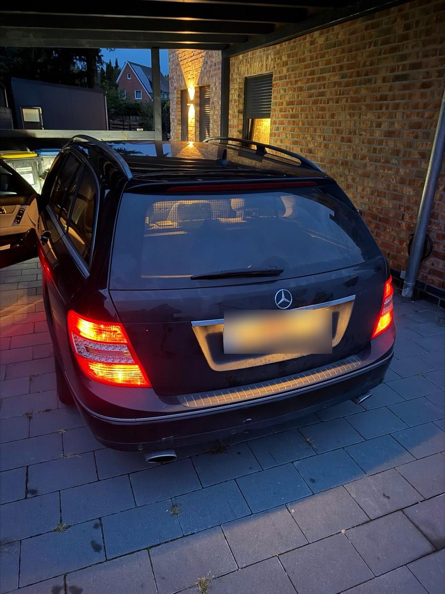 Mercedes-Benz C320 2008 — вигляд ззаду