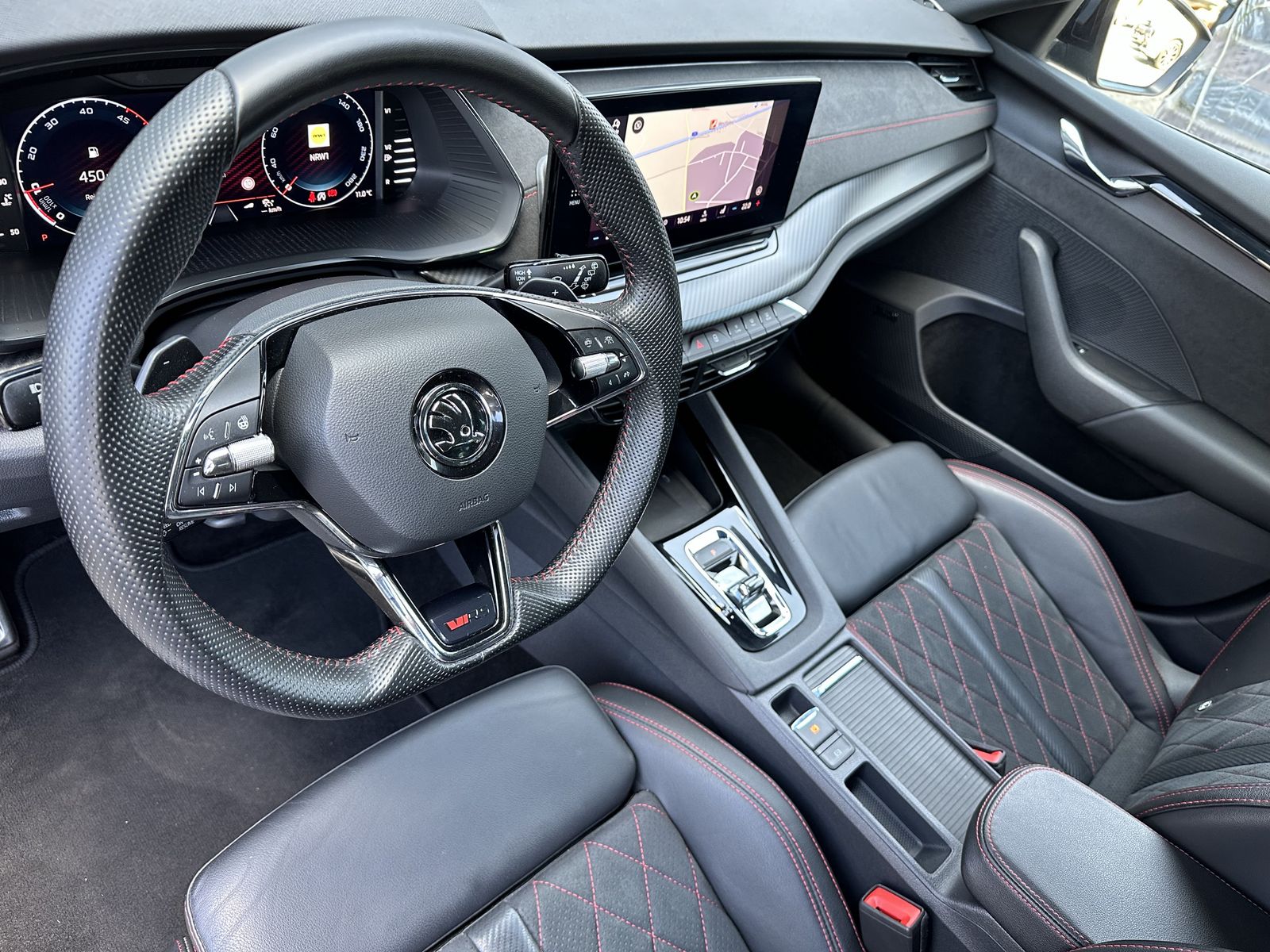 Fahrzeugabbildung SKODA Octavia Combi 2.0 TDI DSG RS Plus NAV+MATRIX+ACC
