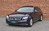Mercedes-Benz E 220dT SHEFT SDACH AMBIENTE H/U RCAM WIDESCREEN - blaue Mercedes-Benz E 220