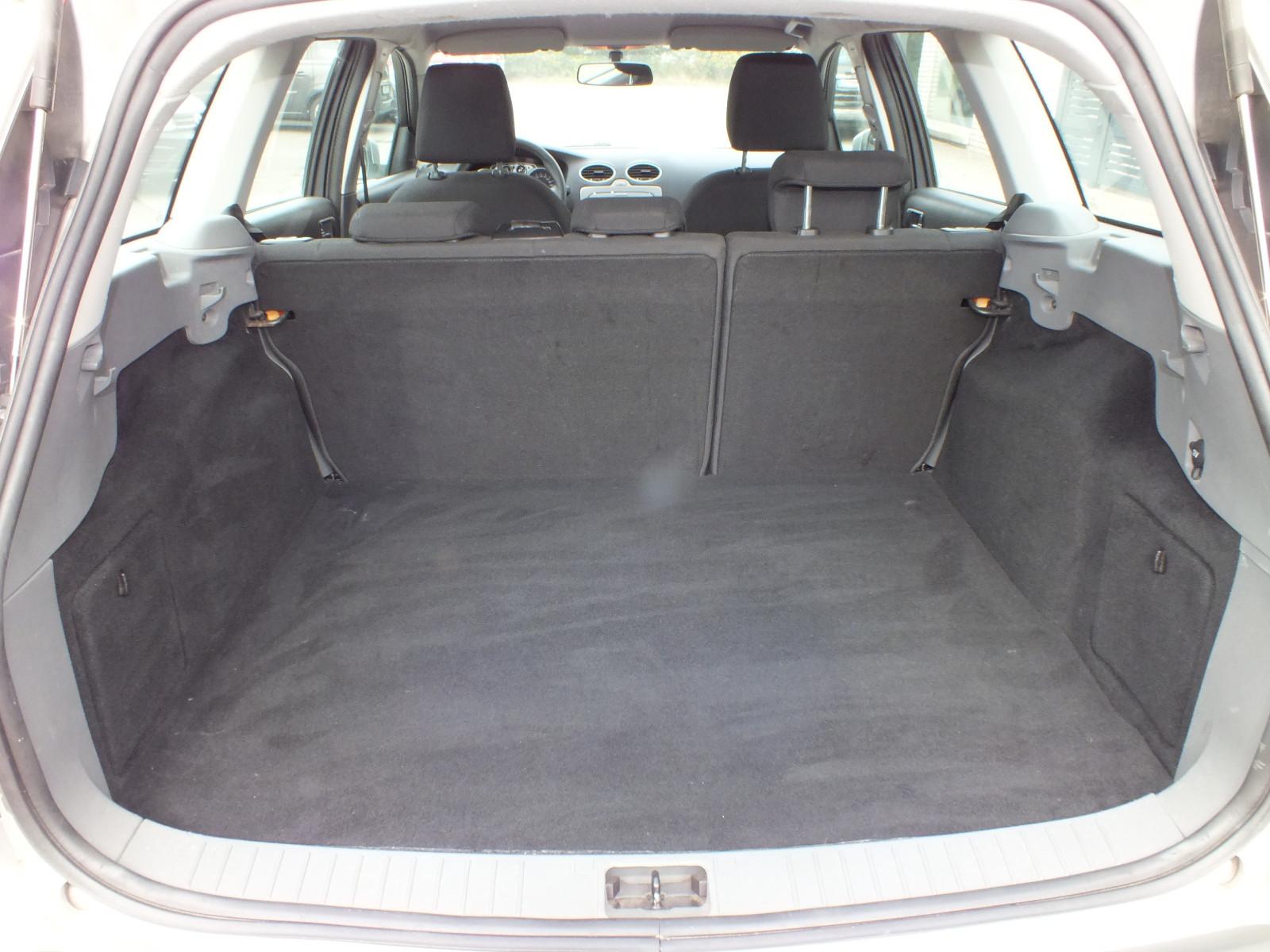 Ford Focus 2009 — photo 14