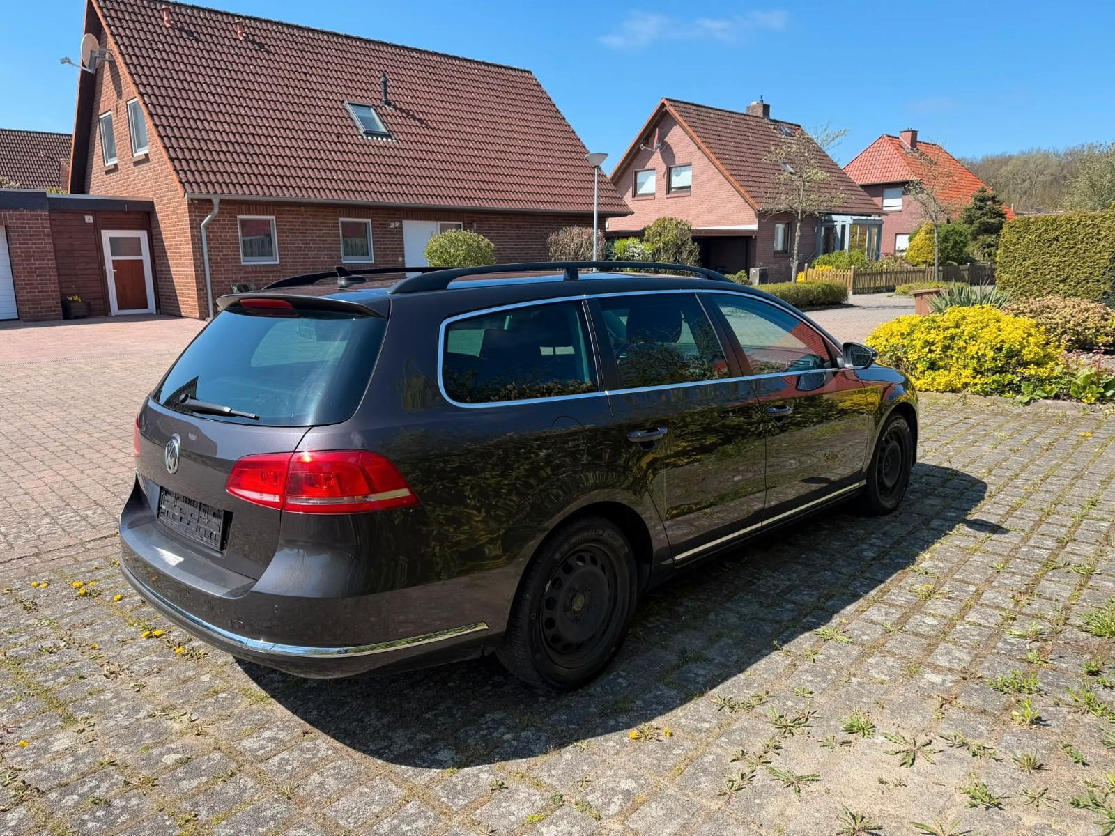 Volkswagen Passat 2011 — rear view