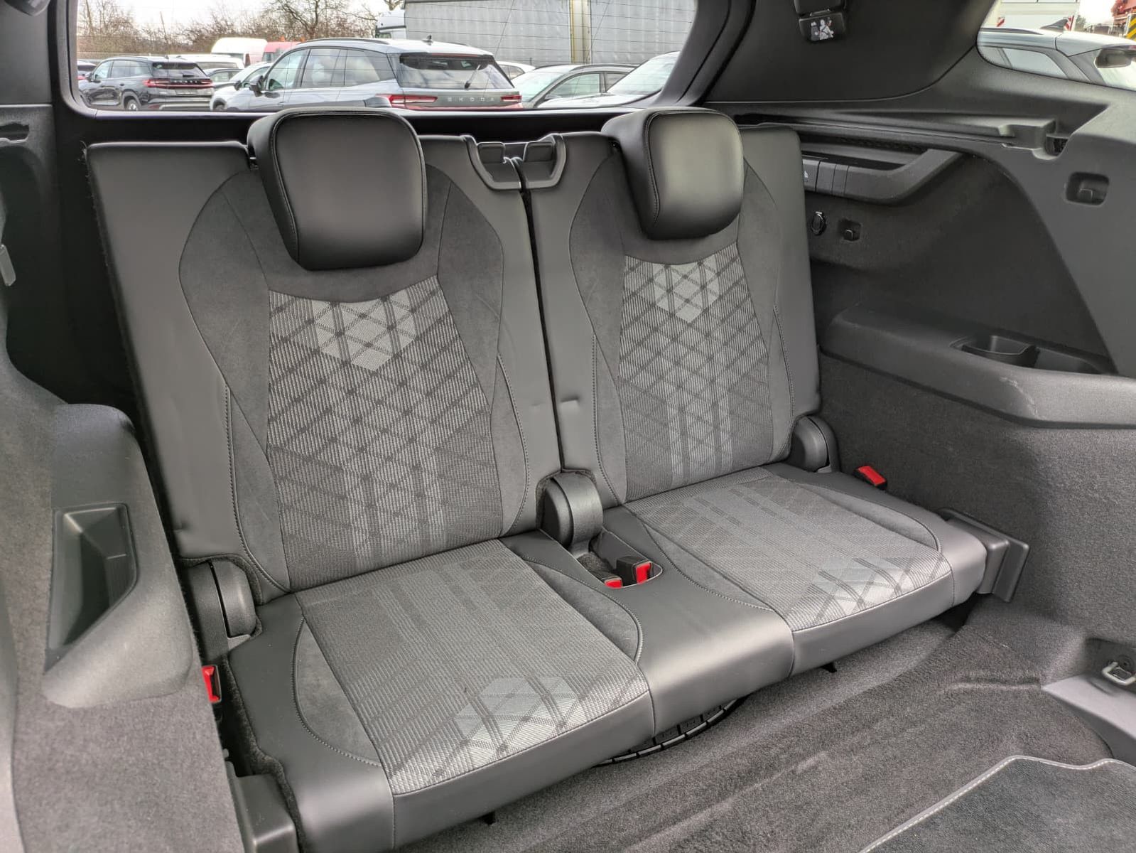 Fahrzeugabbildung Volkswagen Tayron 2.0 TDI 4M R-Line BLACK*7Si*MATRIX*PANO