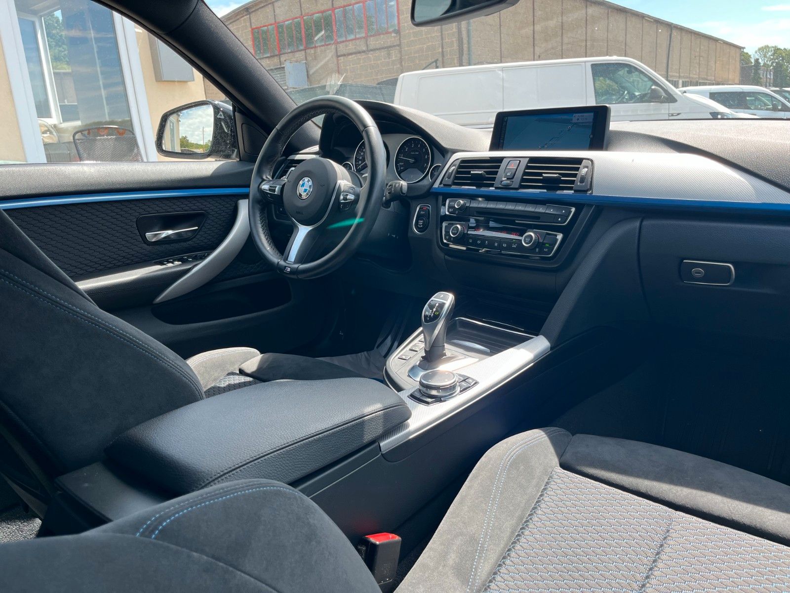 Fahrzeugabbildung BMW 420i Gran Coupé Sport-Aut. M SPORTPAKET Navi LED