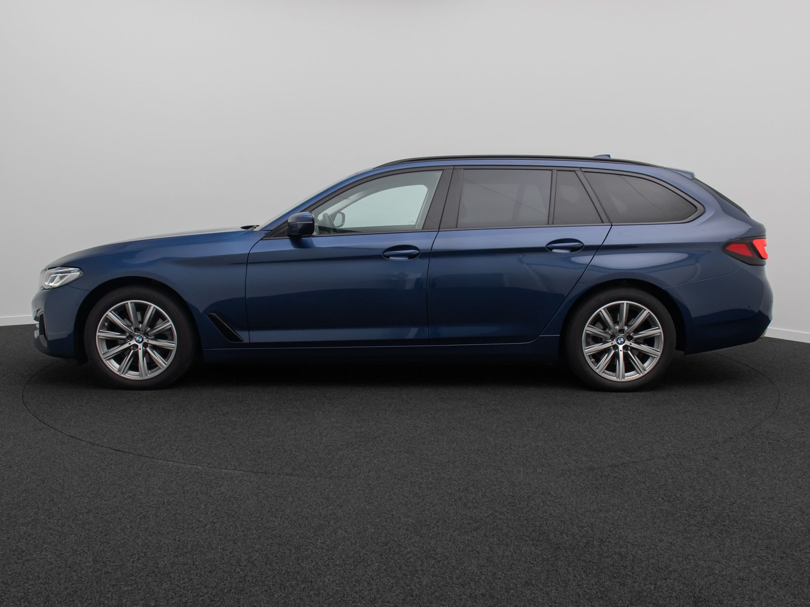 Fahrzeugabbildung BMW 520d xD DAB HUD Kamera Alarm Panoram Leder Sport