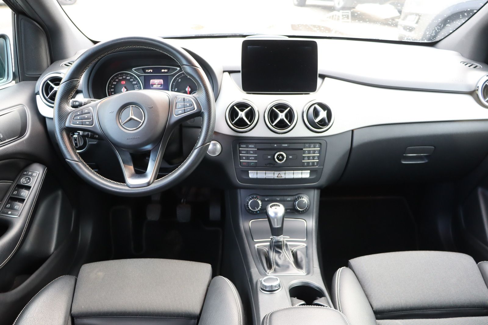 Fahrzeugabbildung Mercedes-Benz B 200 d Sports Tourer * LED * Pano * Edition Urb