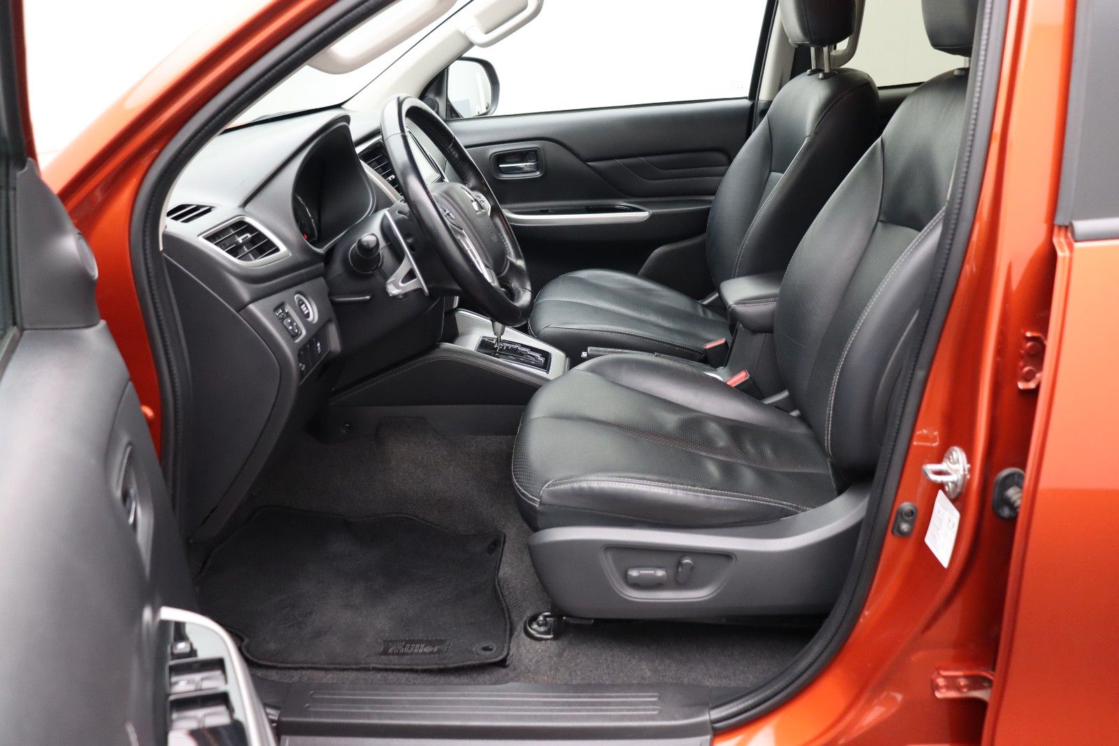 Fahrzeugabbildung Mitsubishi L200 TOP 2,2 DI-D AT DoKa 4WD