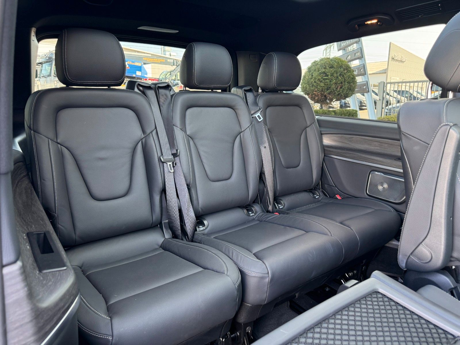 Fahrzeugabbildung Mercedes-Benz V 300 d 4MATIC AVA AMG AIRMATIC AHK DISTRONIC