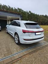 Audi e-tron 55 quattro advanced inc. AHK - weiße Audi e-tron