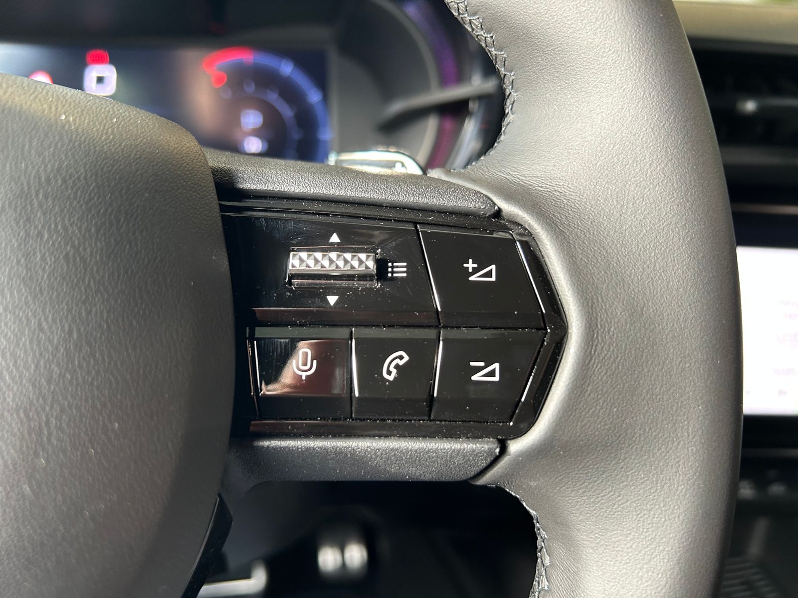 Fahrzeugabbildung Alfa Romeo Junior Ibrida Speciale - Technologie Paket
