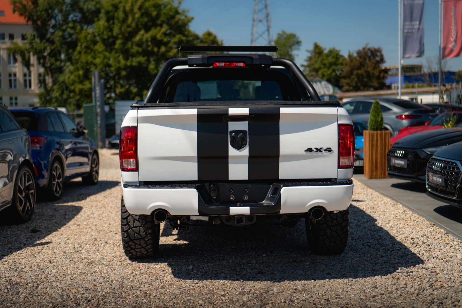 Fahrzeugabbildung Dodge RAM 5.7 V8 HEMI 4x4 OFFROAD Night-Paket *LED*19%