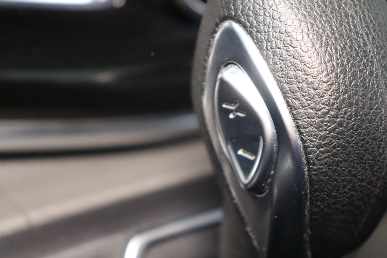 Fahrzeugabbildung Ford Tourneo Custom 2.0 L2 Lang Titanium Black Series