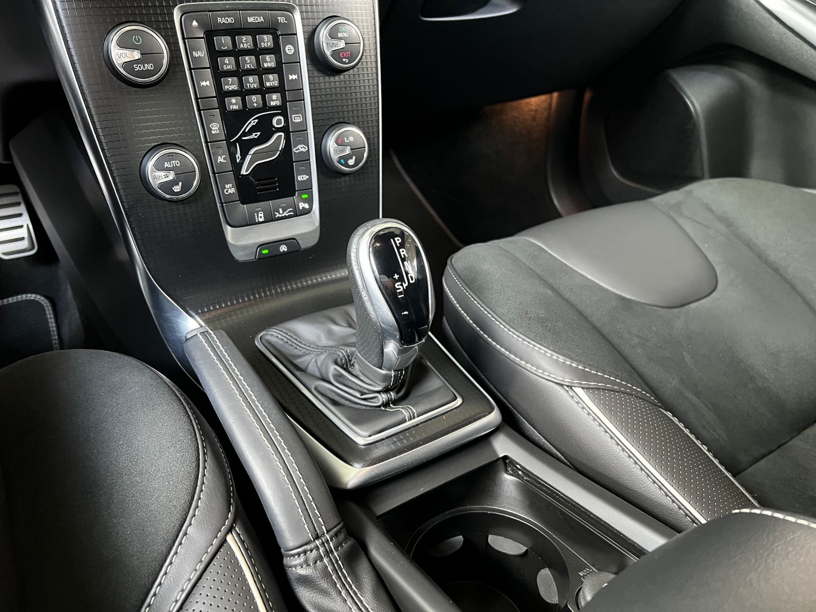 Fahrzeugabbildung Volvo V40 T3 R-Design RFK LED NAVI