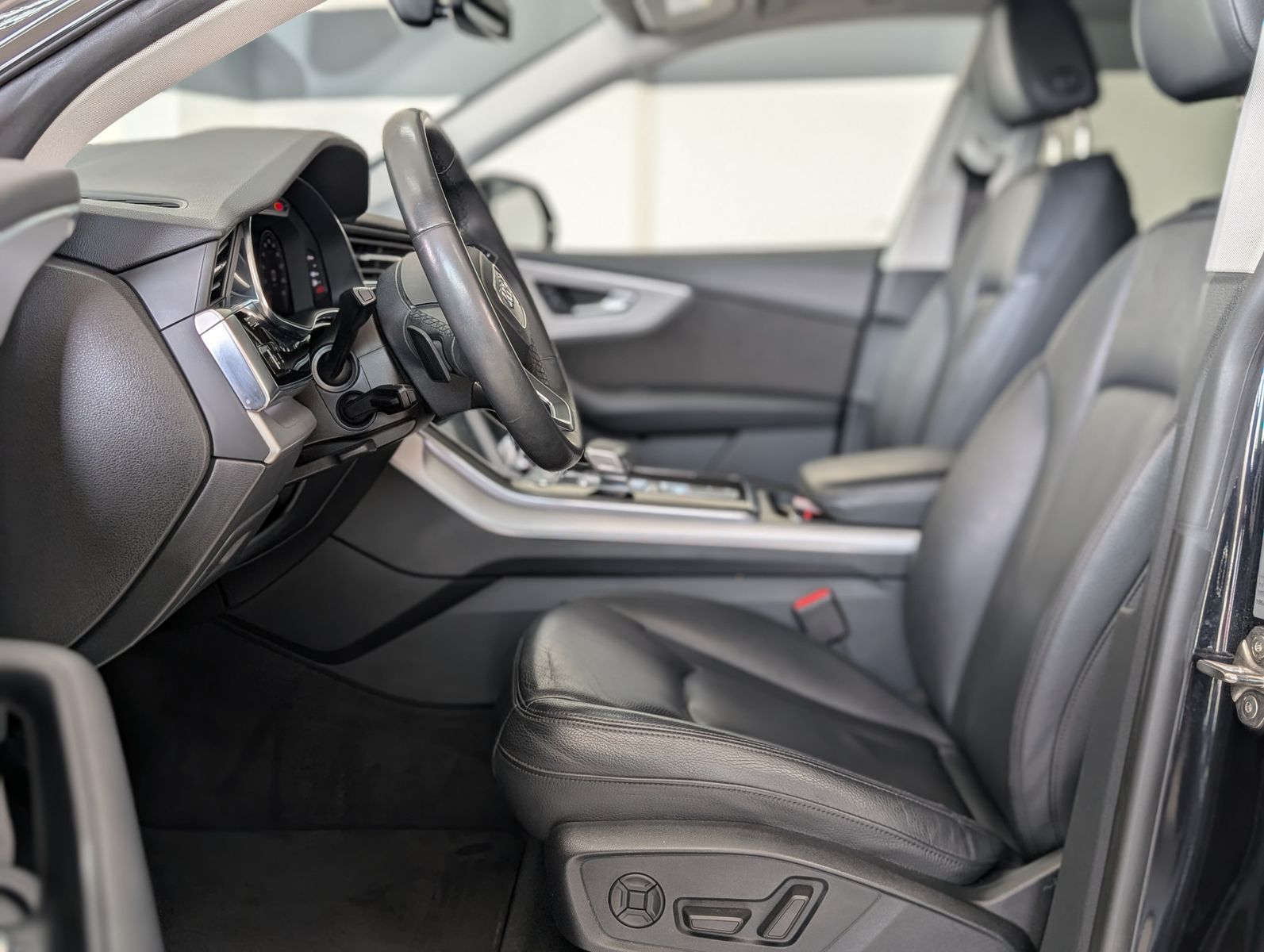 Fahrzeugabbildung Audi Q8 45 TDI Quattro S-line HD-MATRIX AHK LUFT 21"