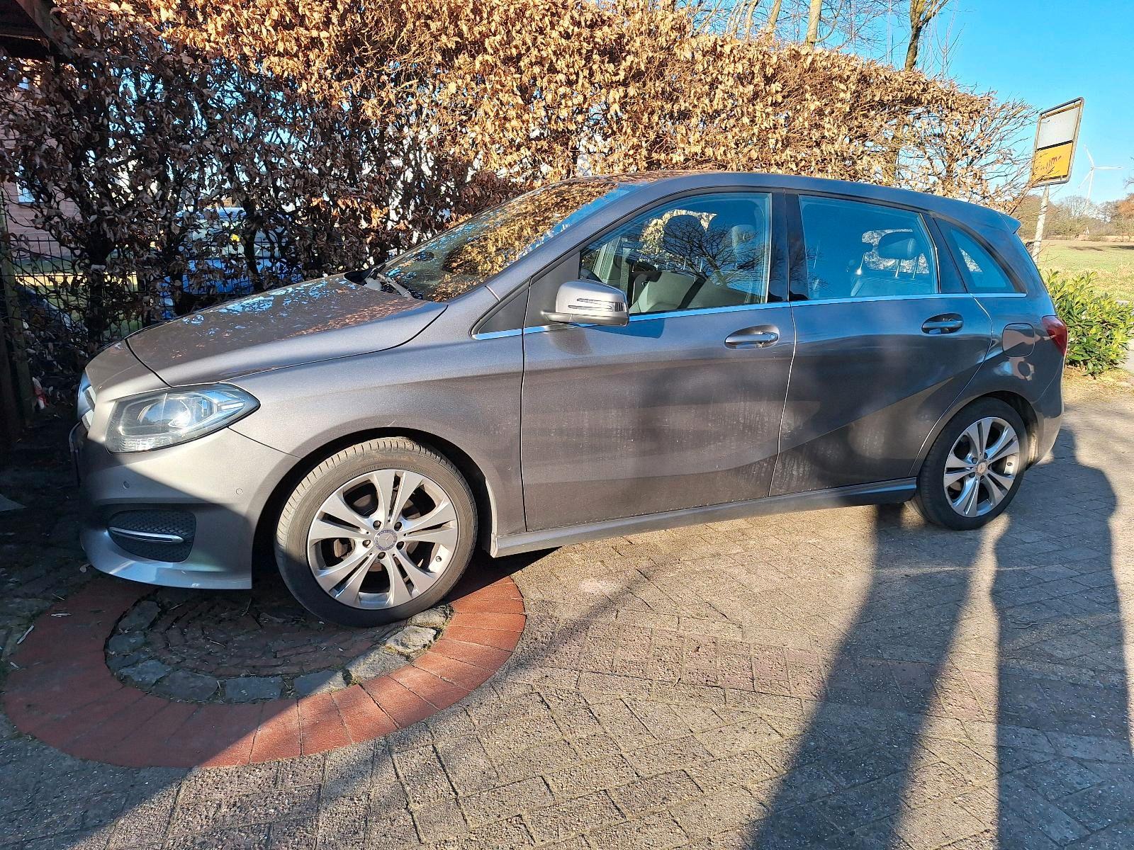 Mercedes-Benz B 180
