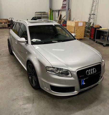 Audi RS4 4.2 quattro Avant - Silber 