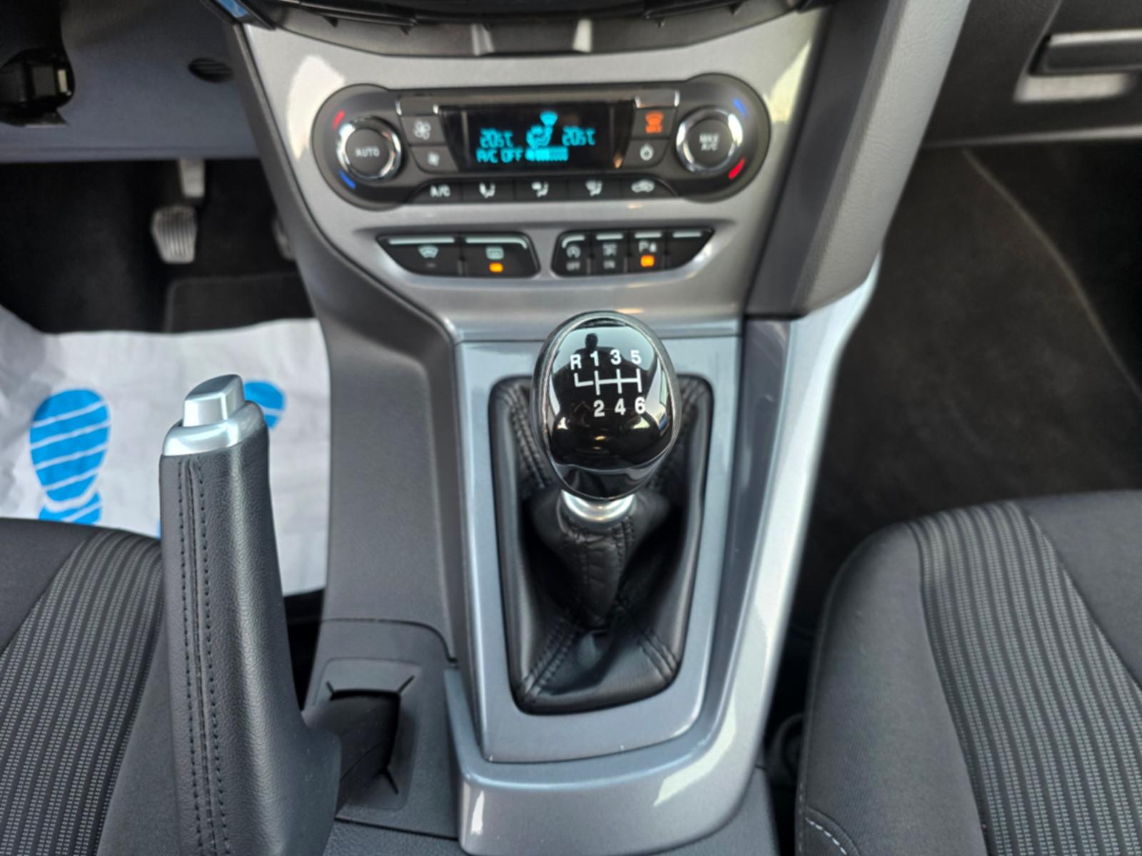 Ford Focus 2012 — photo 26