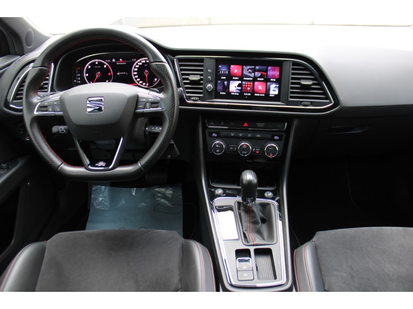 SEAT Leon FR 2.0 TDI Beats ACC LED H&R Pano Navi DAB - Image 12