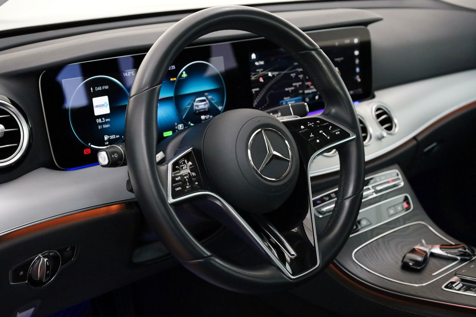 Fahrzeugabbildung Mercedes-Benz E 300 e T Avantgarde,T.Leder,Navi,Kamera,AHK +WR