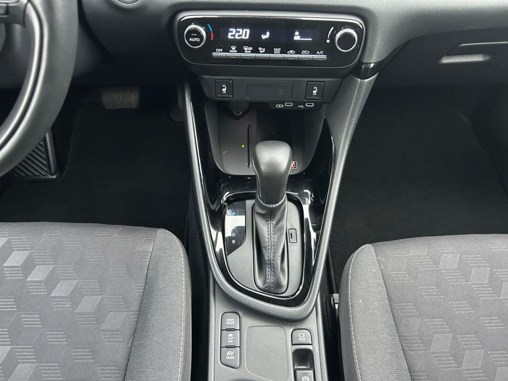 Fahrzeugabbildung Toyota Yaris Hybrid 116 1.5 VVT-i Team Deutschland
