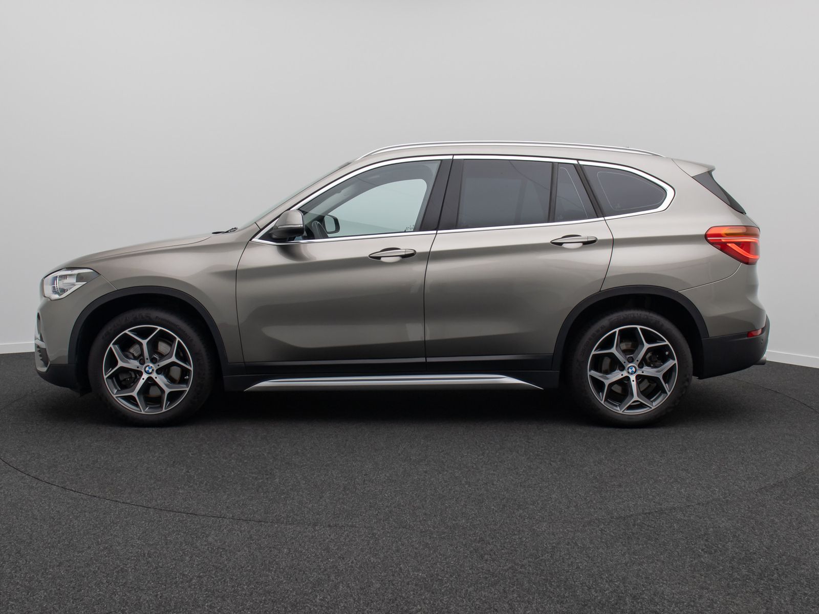 Fahrzeugabbildung BMW X1xD20d xLine Kamera HUD Alarm H/K NaviPlus 18"