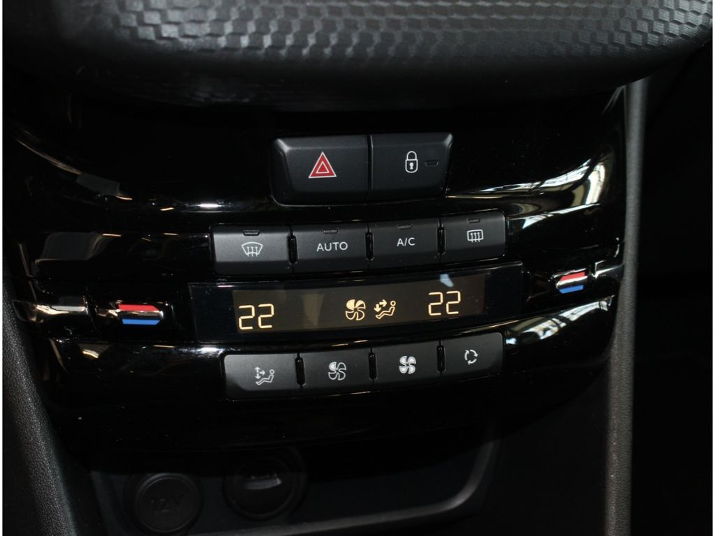 Fahrzeugabbildung Peugeot 208 Allure1.2 PureTech *Pano*Kamera*Keyless*Navi