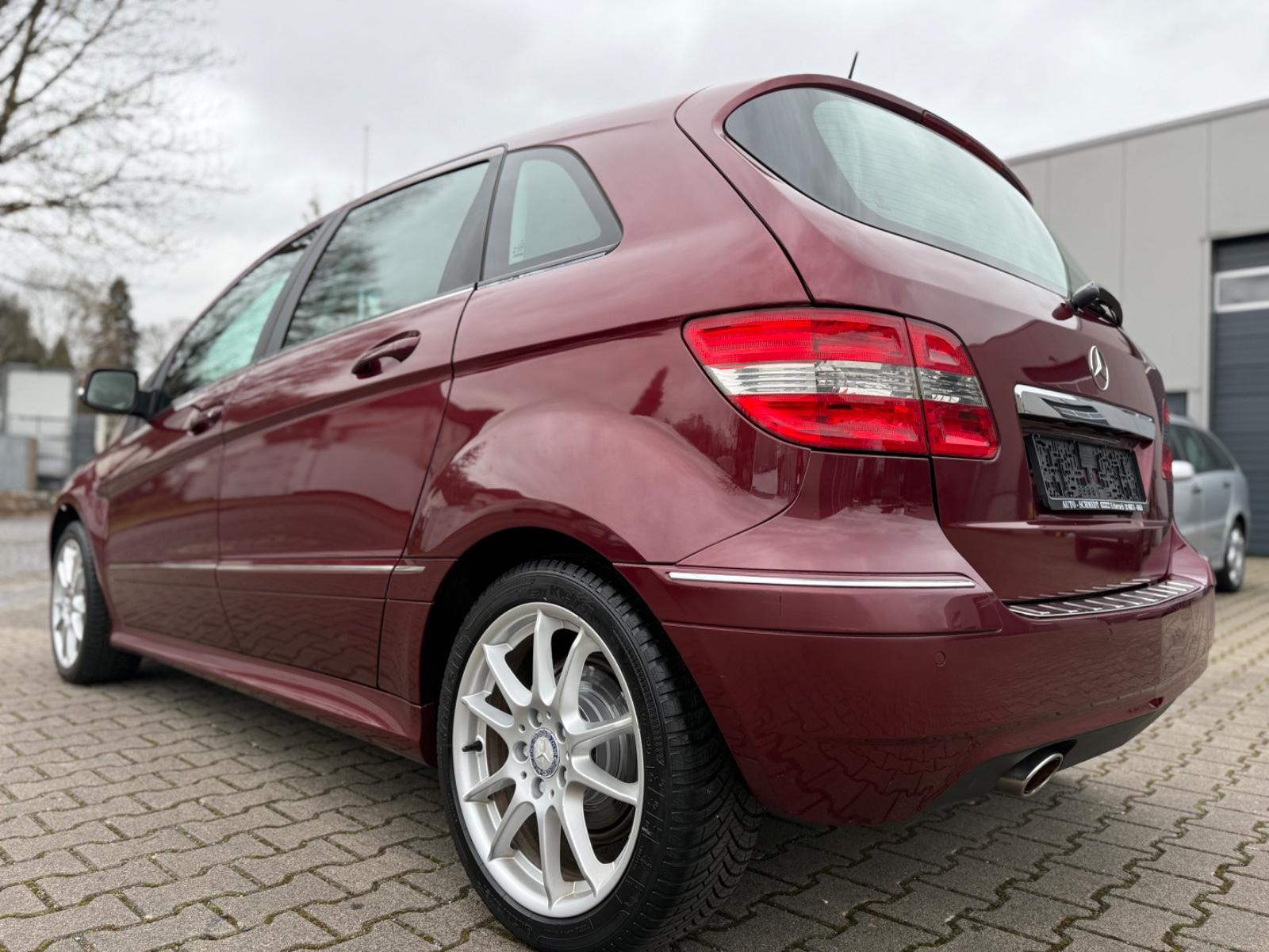 Mercedes-Benz B 180*MOD. 2011*AUTOM.*SHZ*TEILLEDER*17"ALU*AWR*