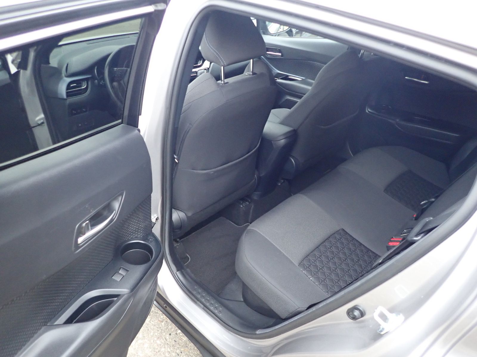 Fahrzeugabbildung Toyota C-HR Hybrid Team D