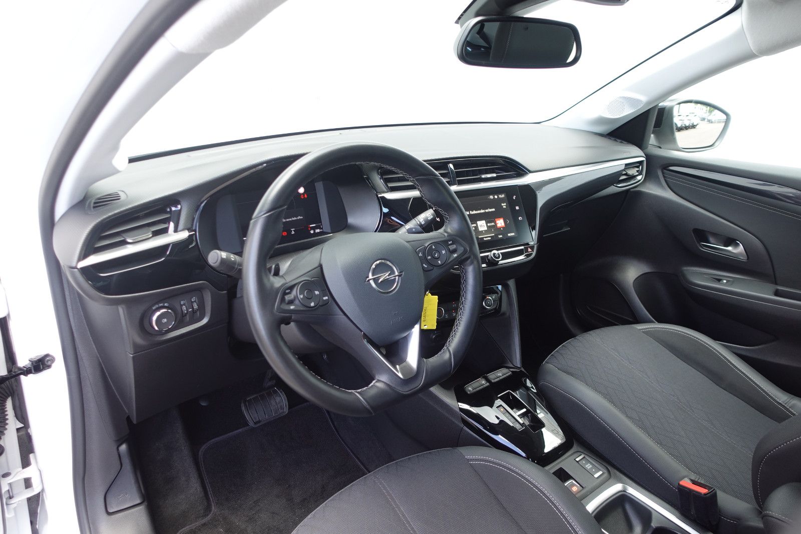 Fahrzeugabbildung Opel Corsa 1.2T Elegance Automatik Navi,Kamera,PDC,SH
