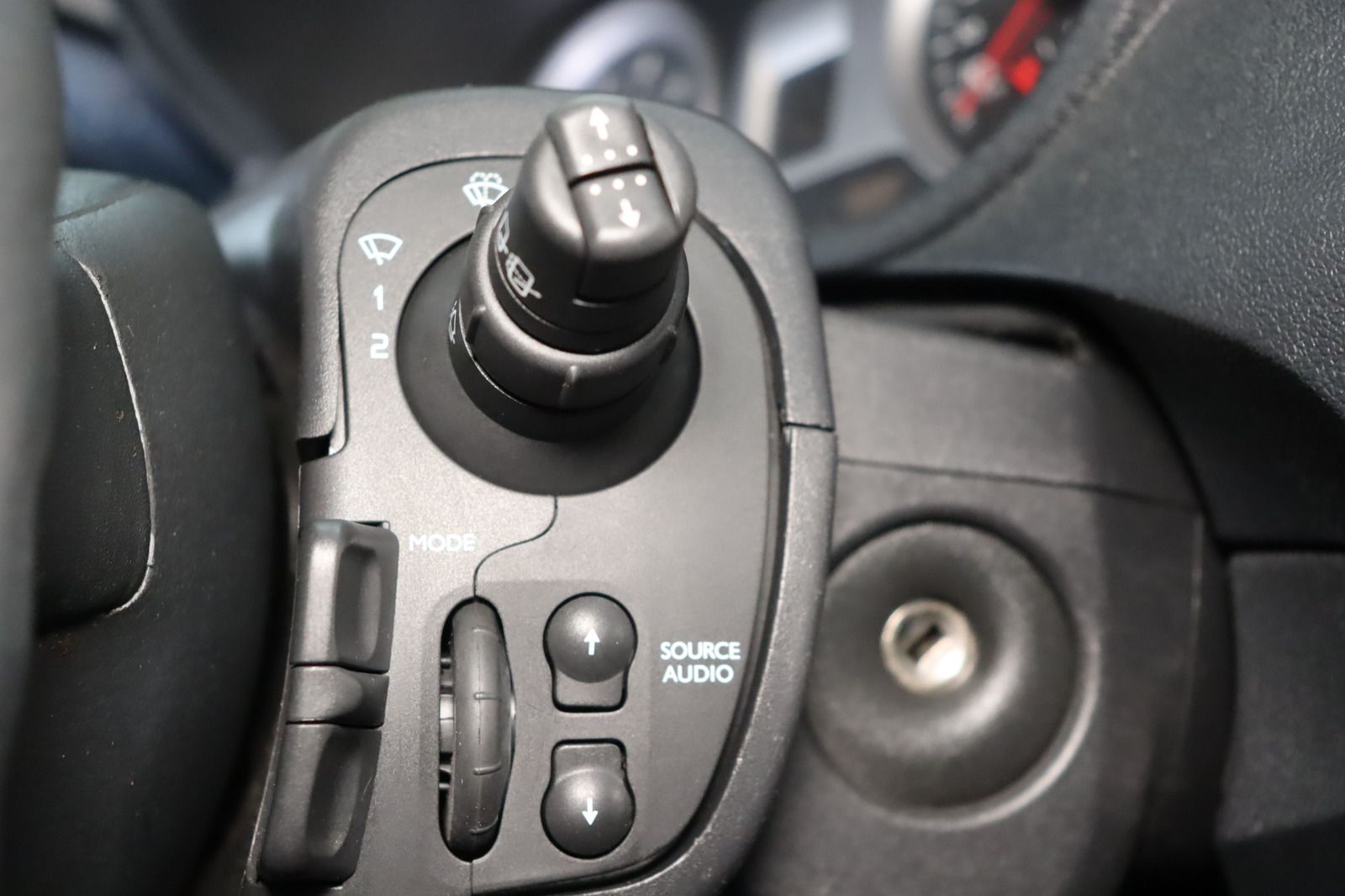 Fahrzeugabbildung Renault Clio Grandtour by Rip Curl 1.2 16V TCE