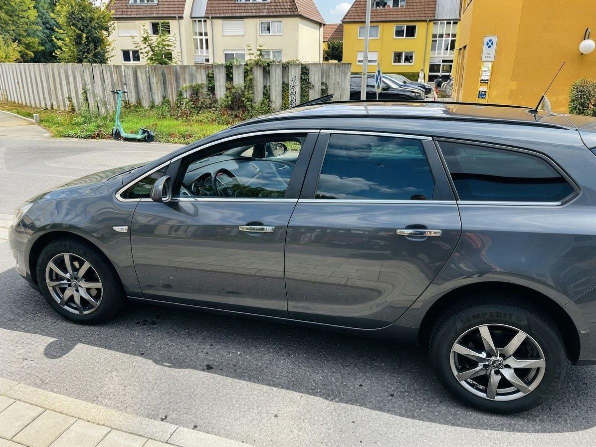 Opel Astra 2011 — photo 7